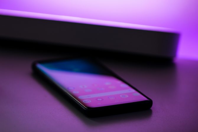Here’s Why You Might Never See Removable Batteries In Smartphones Again 2 A Photo Of A Samsung Smartphone, Compact Design