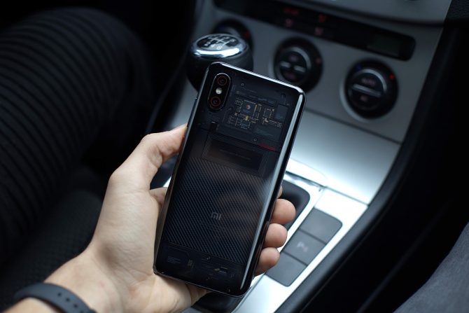 Here’s Why You Might Never See Removable Batteries In Smartphones Again 4 A Photo Of Transparent Mi Smartphone