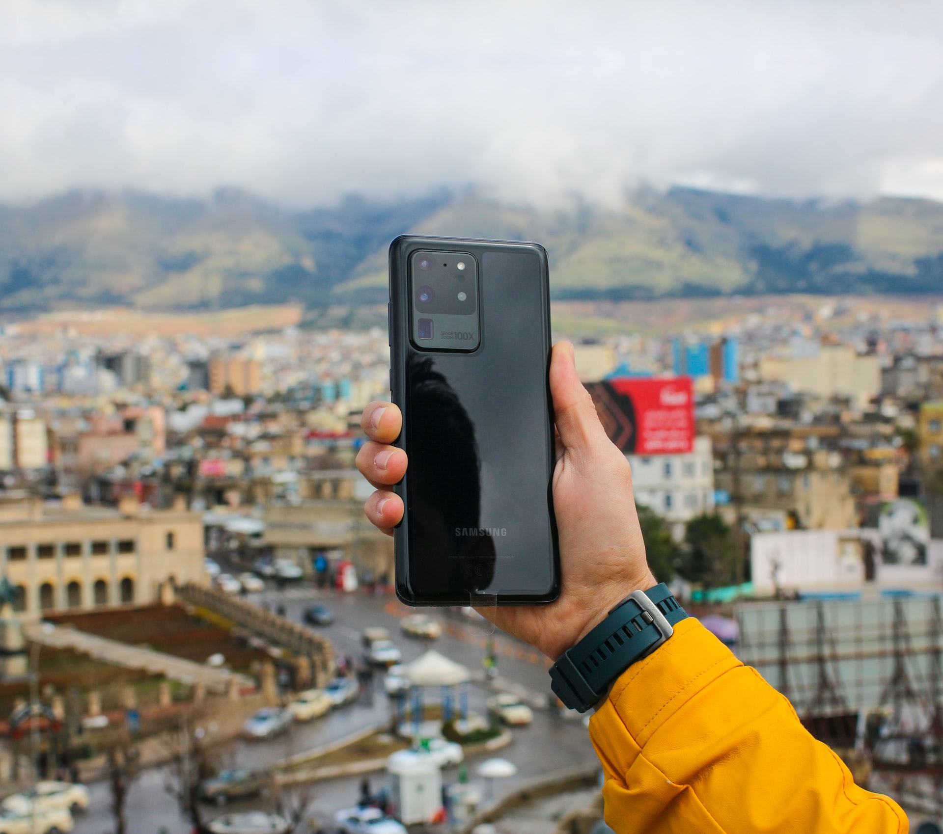 Galaxy S20 Ultra in hands