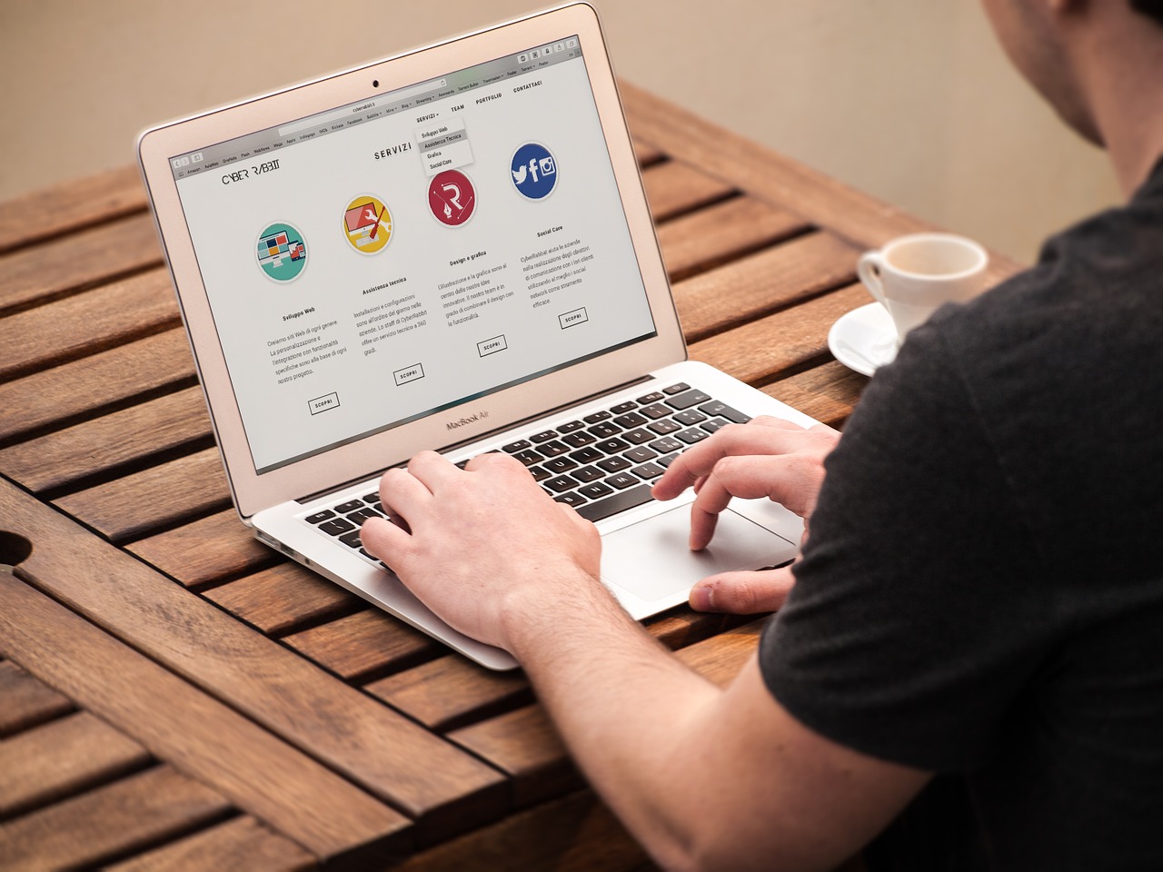 5 Ways To Take Your Ecommerce Customer Experience To The Next Level 1 A-Man-Visiting-A-Website-On-A-Laptop