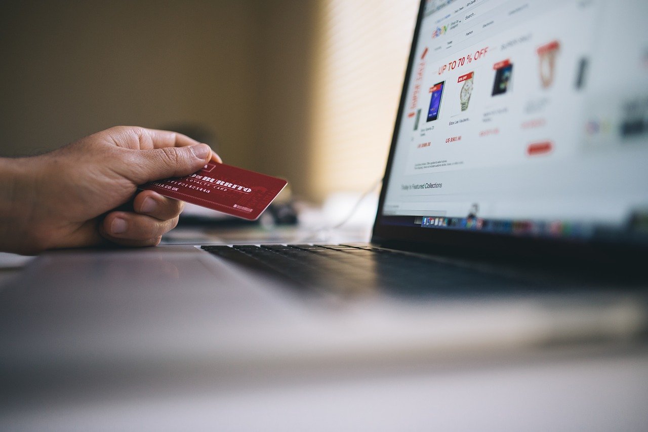 5 Ways To Take Your Ecommerce Customer Experience To The Next Level 3 Someone-Sitting-In-Front-Of-A-Laptop-Holding-A-Cre