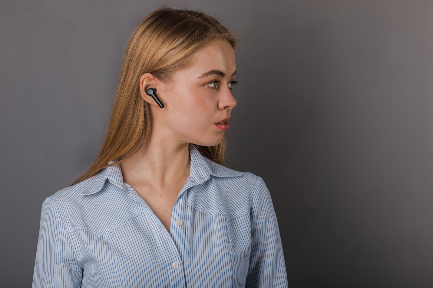 Why Artificial Intelligence Is The Future Of Headphones 2 A Girl Wearing Wireless Headphones