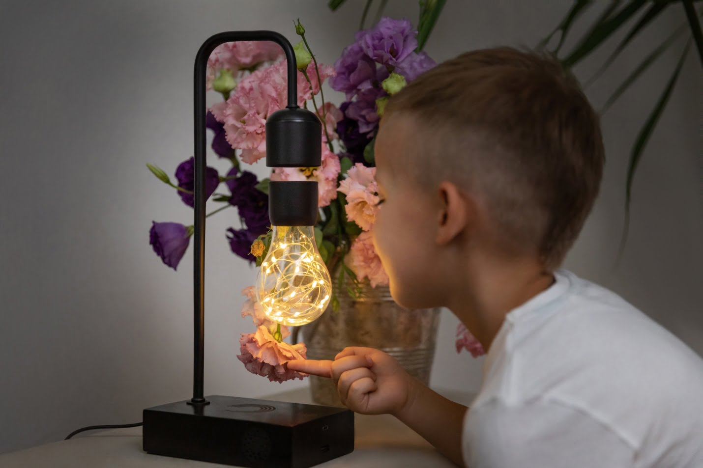 Latest Trend: Wireless Electricity Meets Levitation In This New Gadget 4 A Kid Playing With The Bulb Gravita