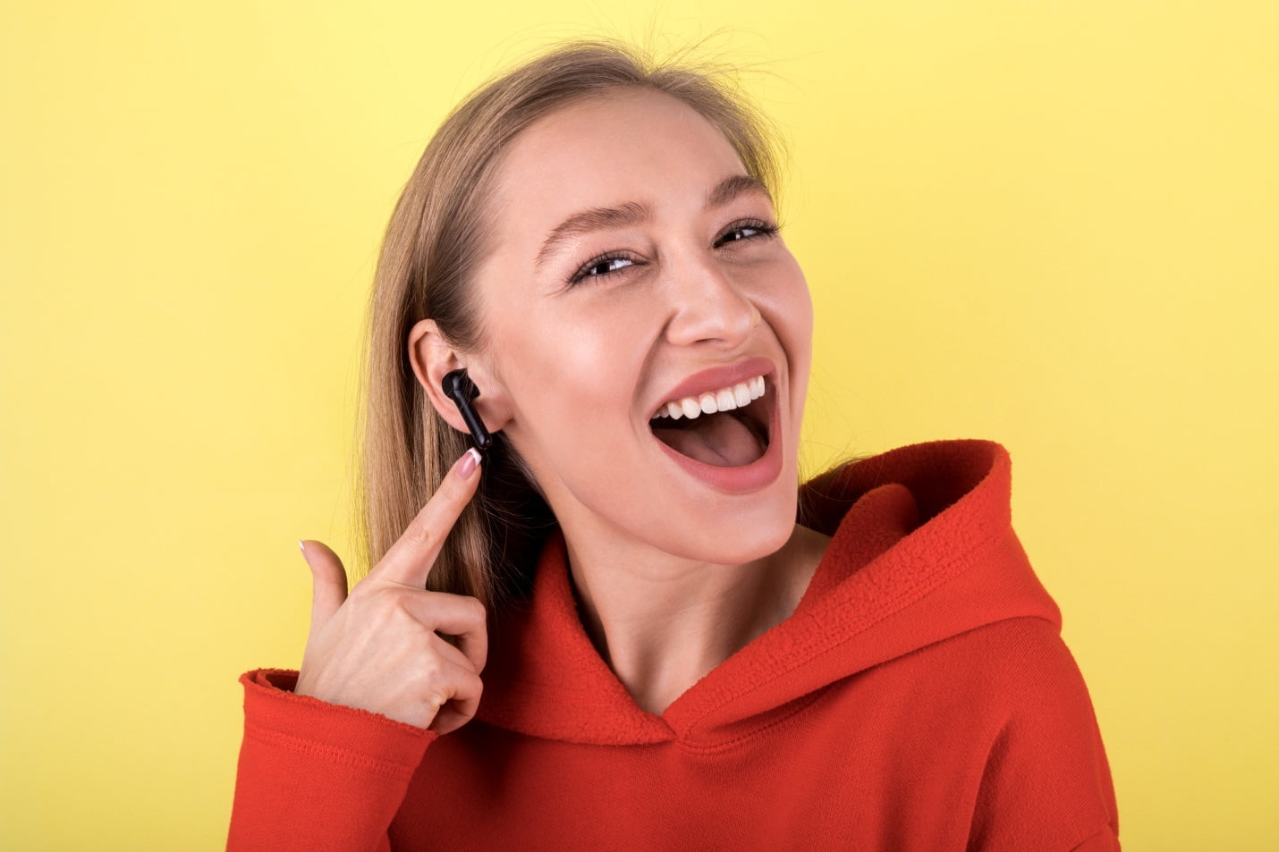 Why Artificial Intelligence Is The Future Of Headphones 1 A Girl Wearing Wireless Headphones