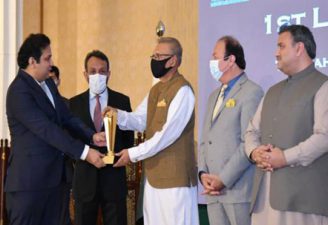 Jazib Zaman receiving best software company award for TechAbout