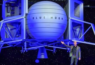 Jeff Bezos unveiling its Blue Moon starship