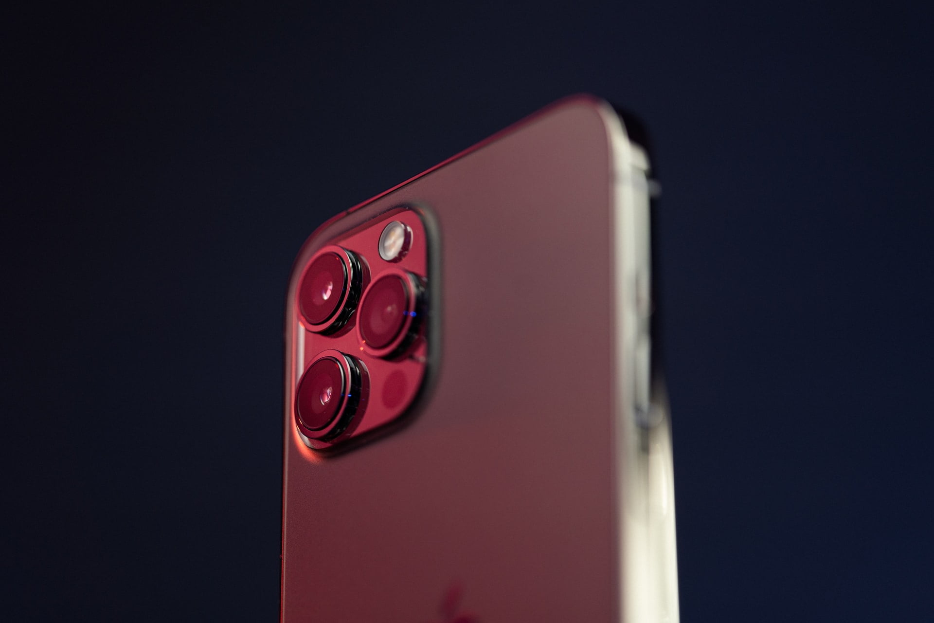 Leak Suggests Always-On Display Finally Coming To Iphone